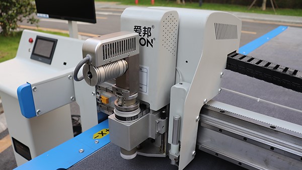 振動(dòng)刀鞋墊裁剪機(jī)，鞋墊切割機(jī)價(jià)格